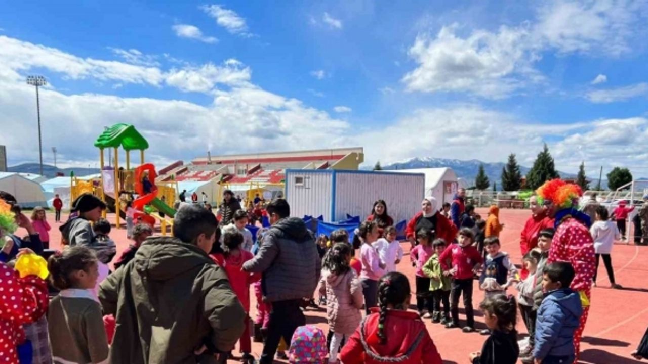 Talas Gençlik Merkezi, depremin izlerini siliyor