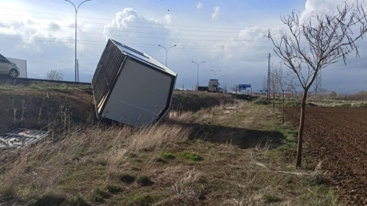 Tırla Hatay’a götürülen konteyneri şiddetli rüzgar devirdi