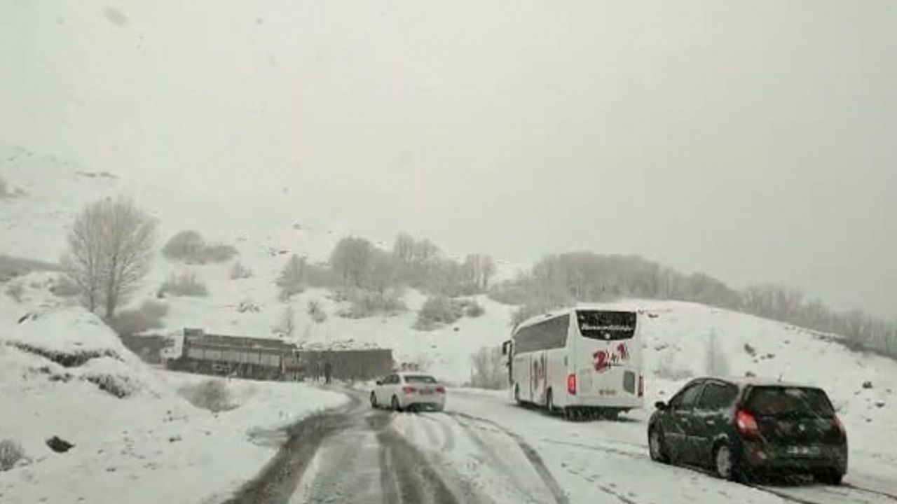 Tunceli’de kar yağışı etkili oluyor
