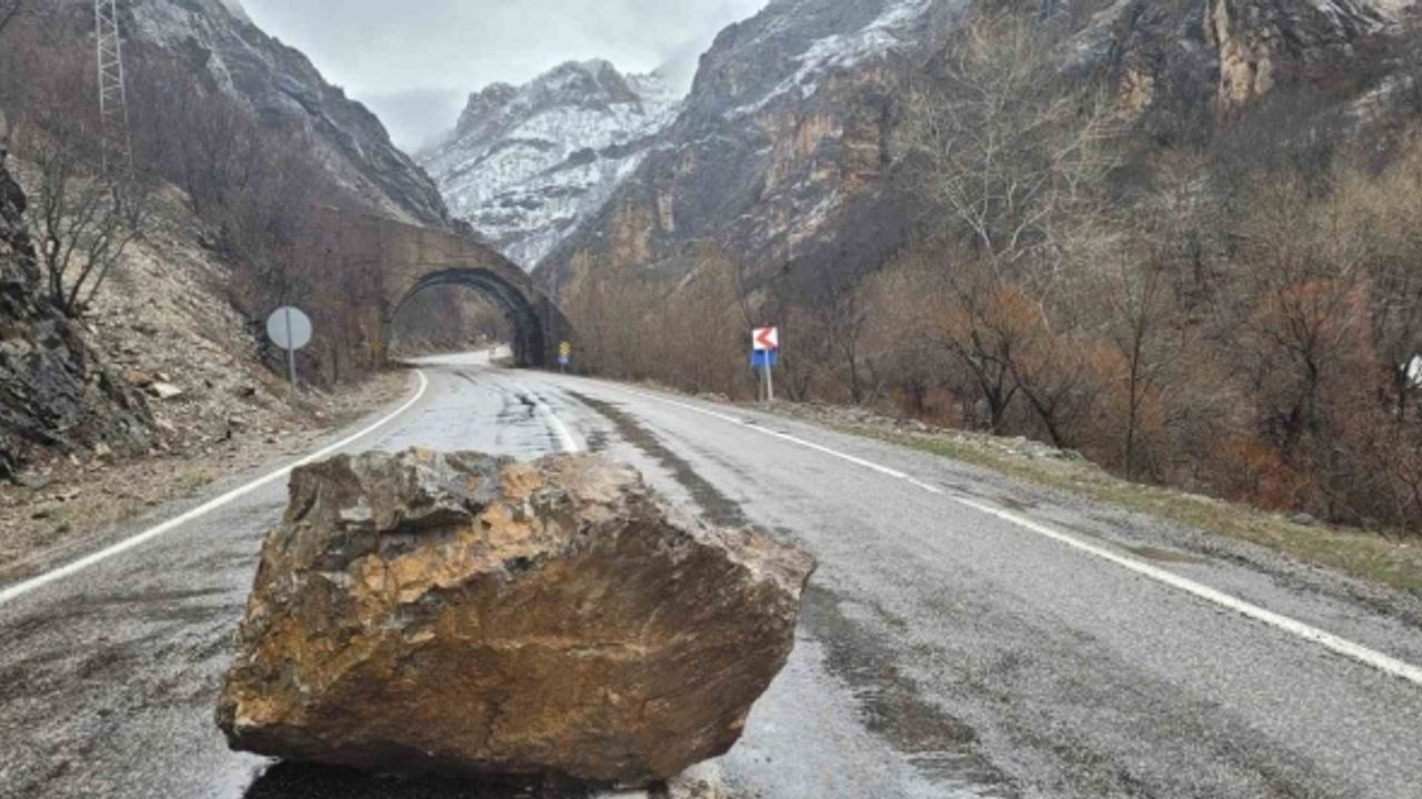 Tunceli’de sağanak nedeniyle menfezler taştı, yollara kaya parçaları düştü