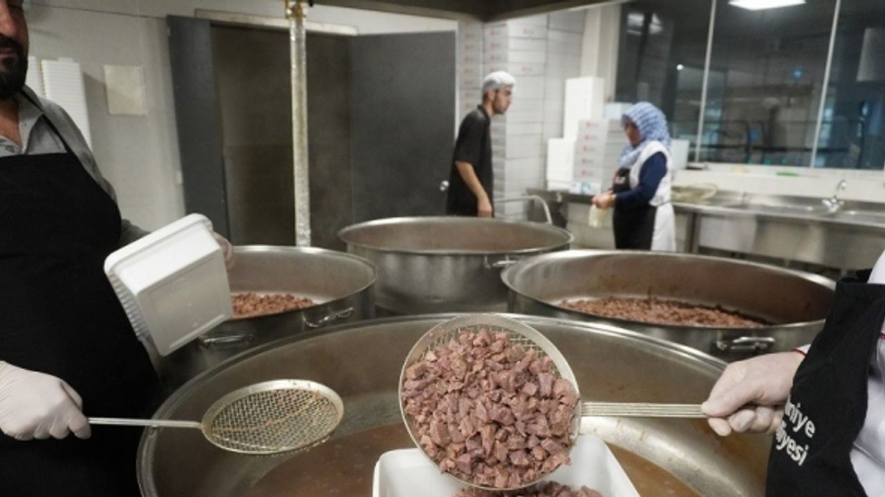 Ümraniye’de her gün iftarlıklar evlere tek tek paketlenip götürülüyor
