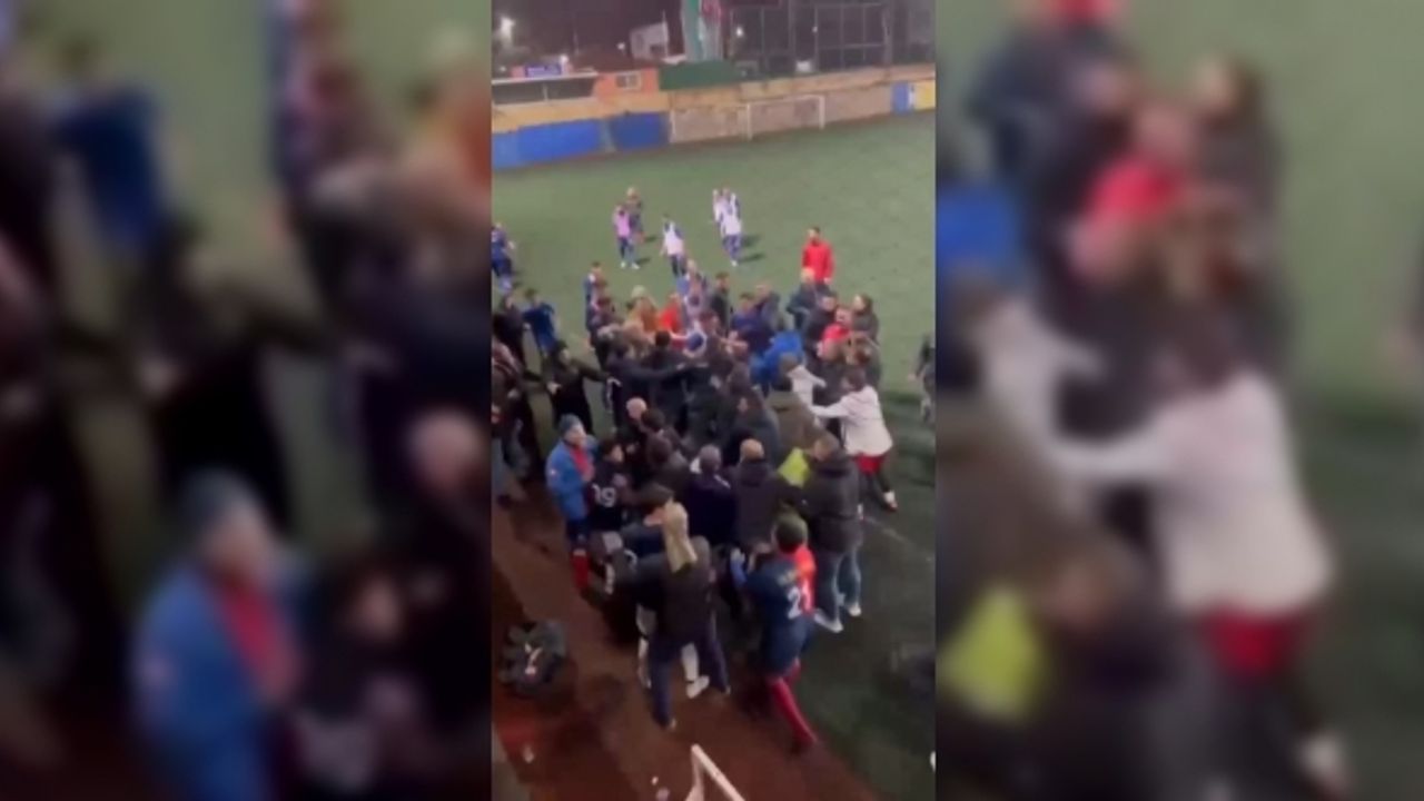 Üsküdar’da yeşil saha karıştı: Futbolcular birbirine girdi