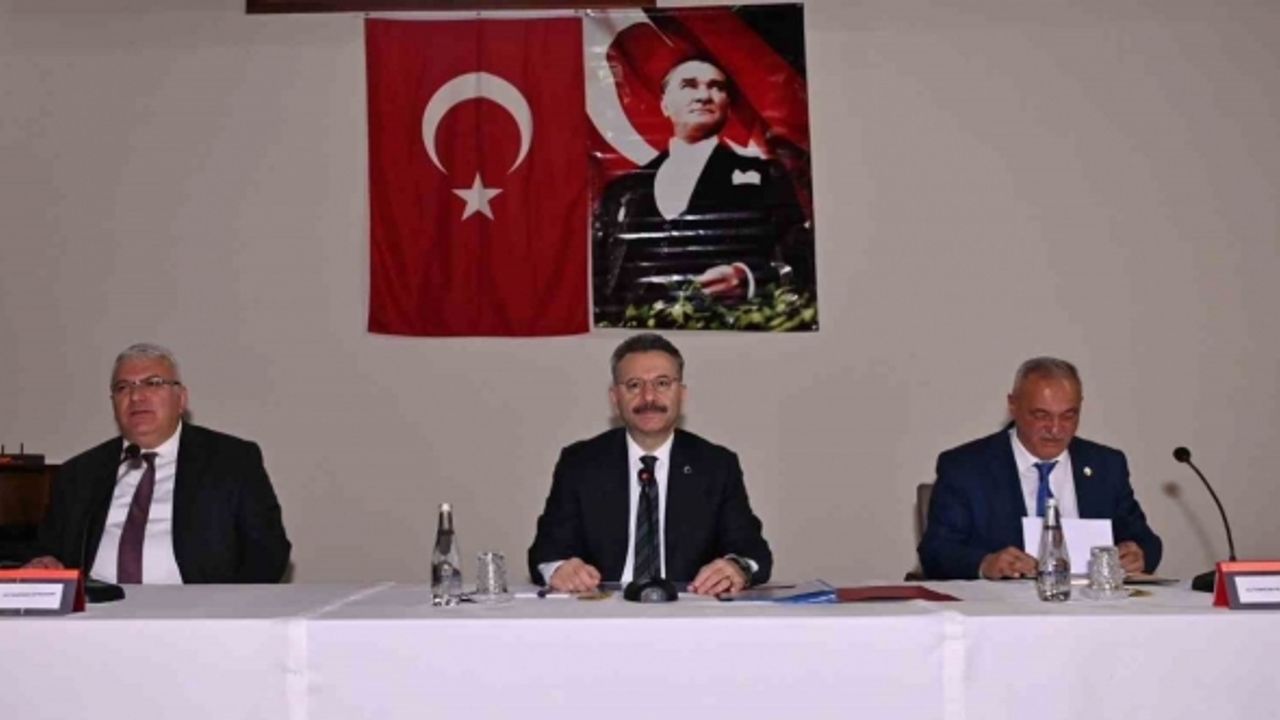 Vali Aksoy, Sultanhisarlı muhtarlar ile bir araya geldi