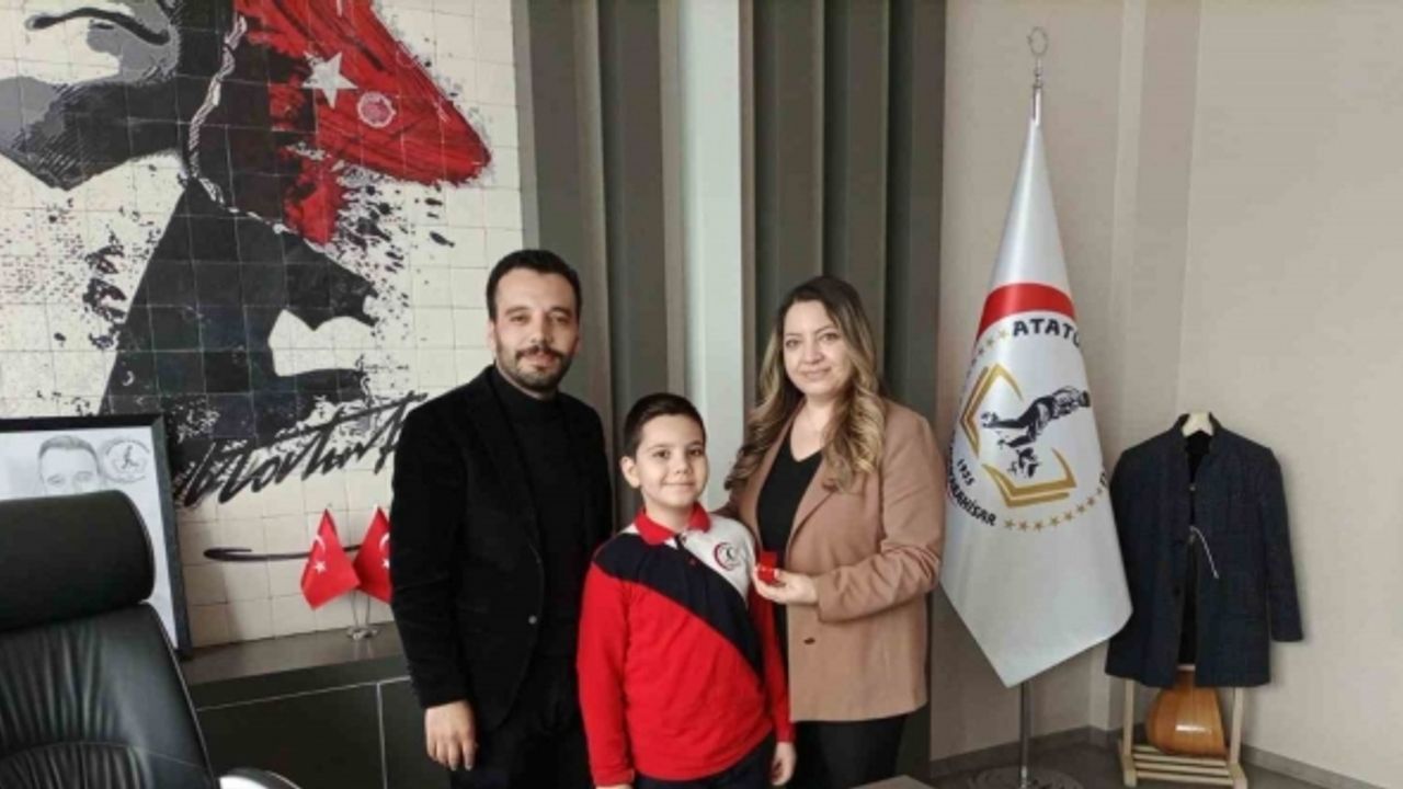 Velilerin kitap okuma yarışmasında dereceye girenlere altın hediye edildi