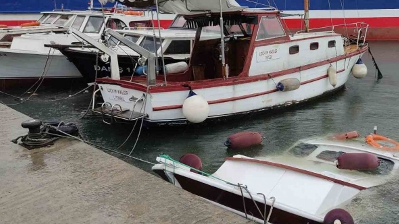 Yenikapı’da feribotun oluşturduğu dalga balıkçı teknesini batırdı: O anlar kameraya yansıdı