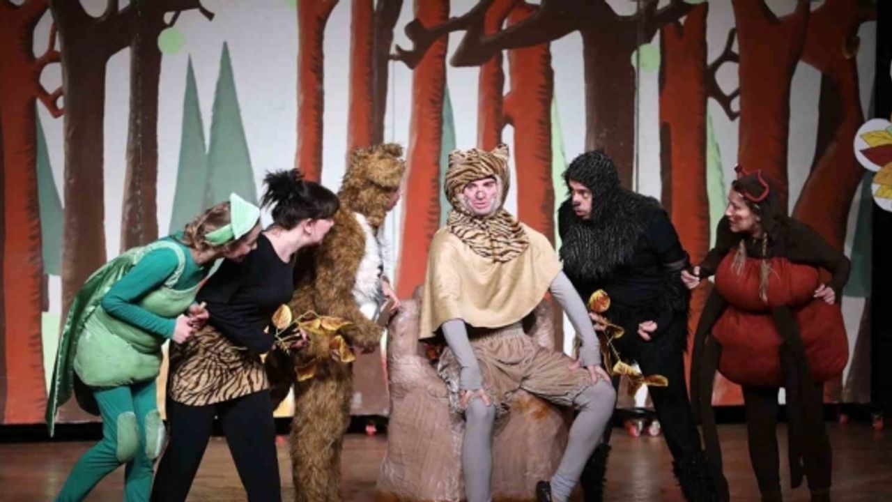 Yenimahalle’de çocuklar “La Fonten Orman Mahkemesinde” oyunu ile güldü