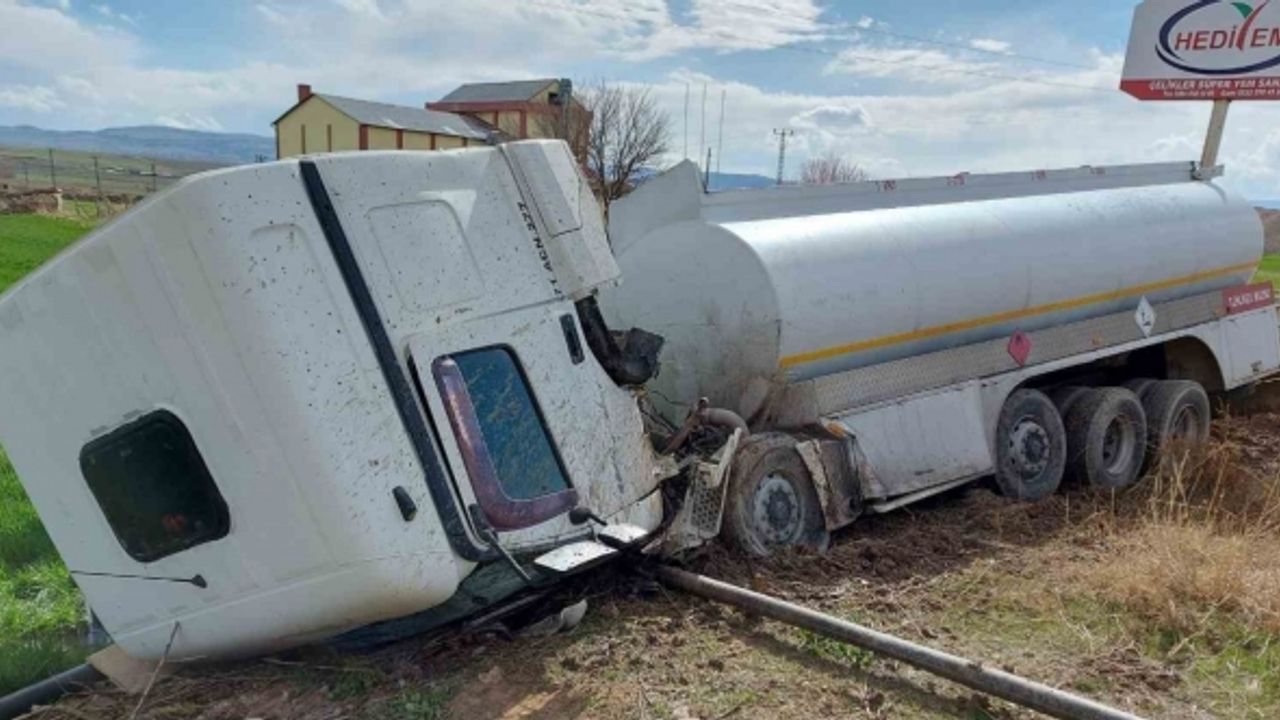 Yozgat’ta devrilen akaryakıt tankerinin sürücüsü yaralandı