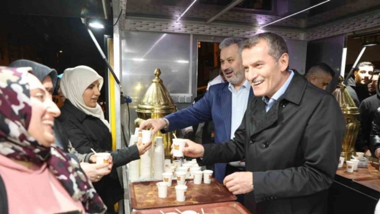 Zeytinburnu’nda iftarda çorba, yatsıda salep ikramı