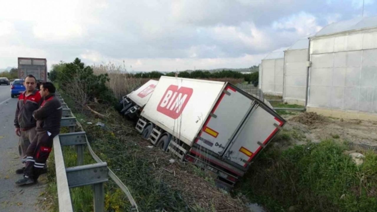Zincir markete ait tır bariyerleri aşıp devrildi