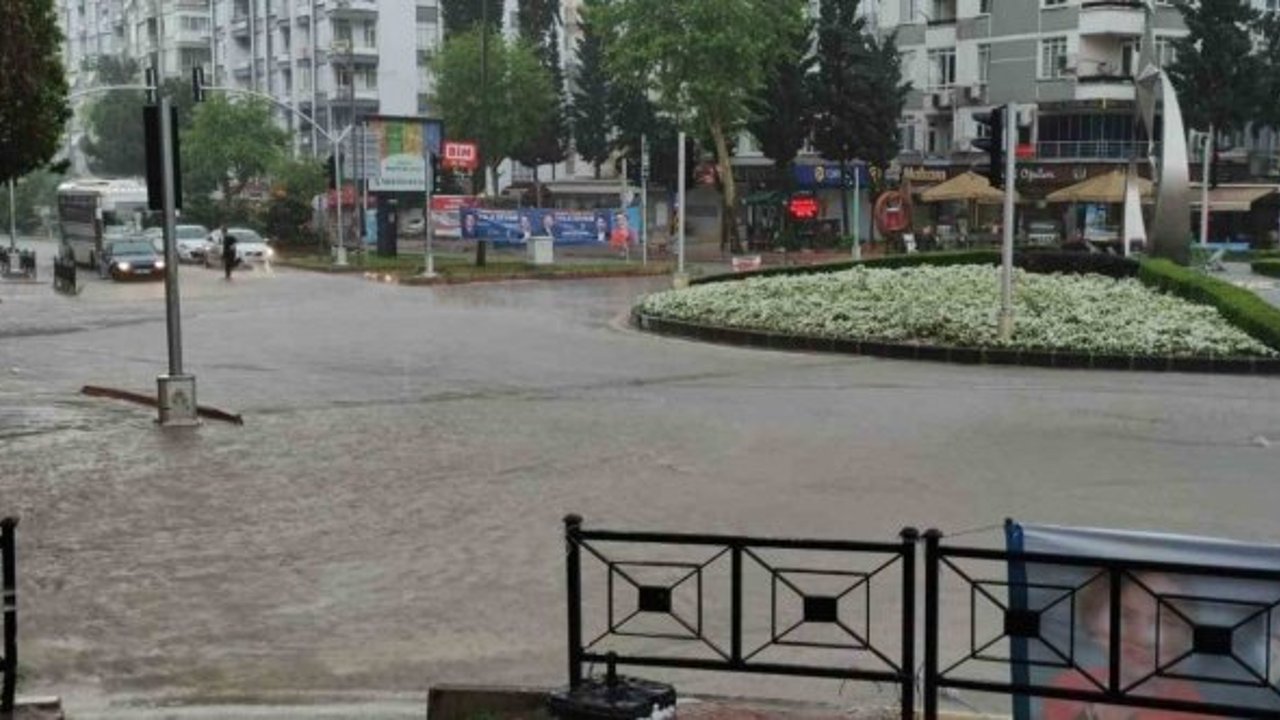 Adana’da kuvvetli yağış ve dolu sele neden oldu