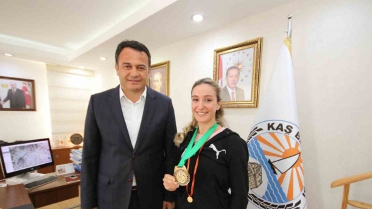 Başkan Ulutaş, Muaythai dünya şampiyonu Zehra Doğan’ı kabul etti