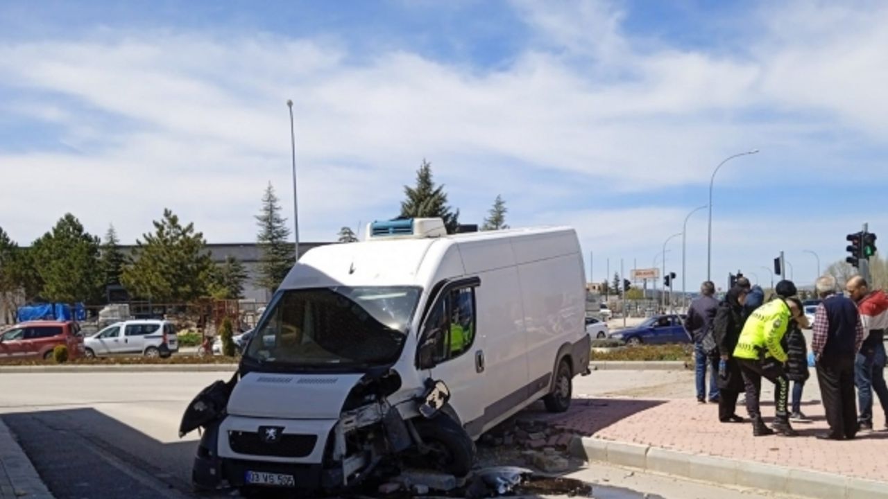 Kamyonet cami avlusuna metreler kala kaldırıma çarparak durabildi