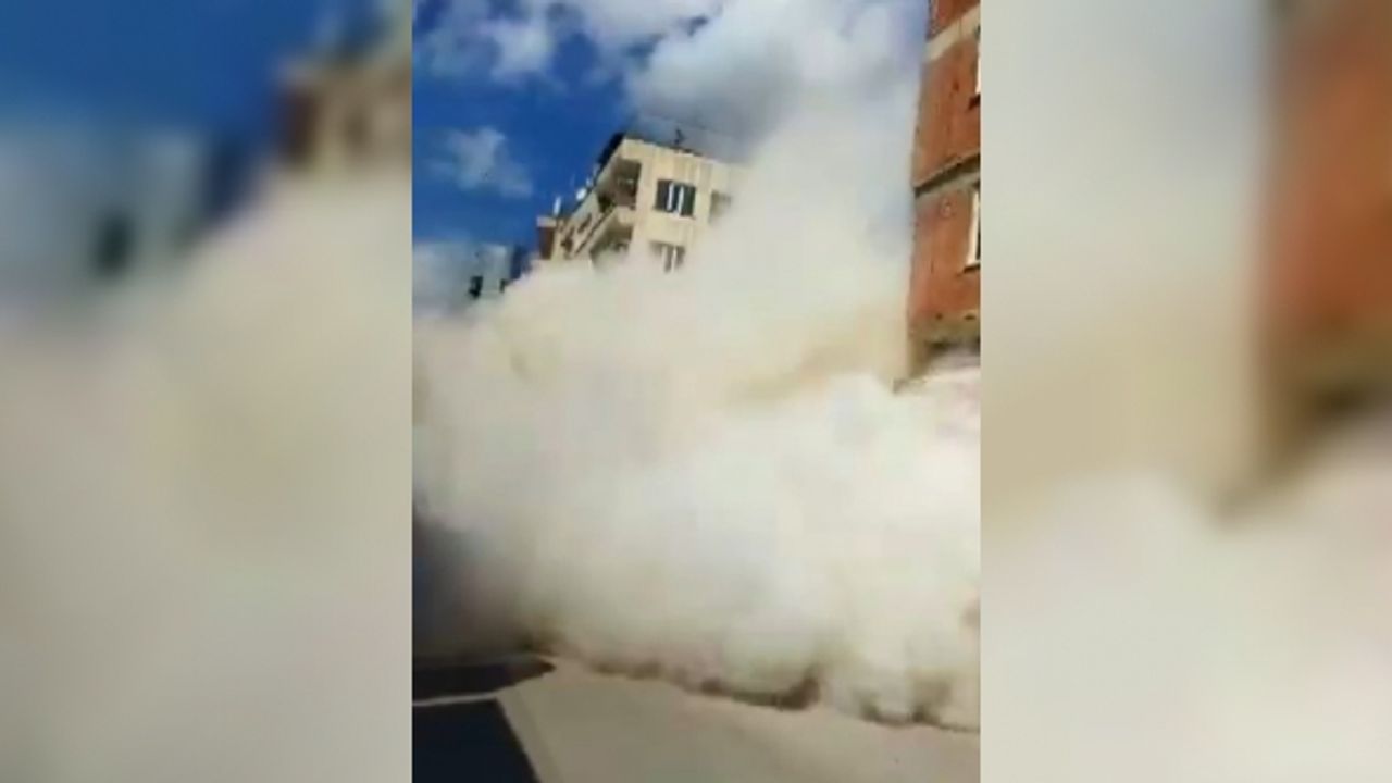 Kilis’te binanın çökme anı cep telefonu kamerasına yansıdı
