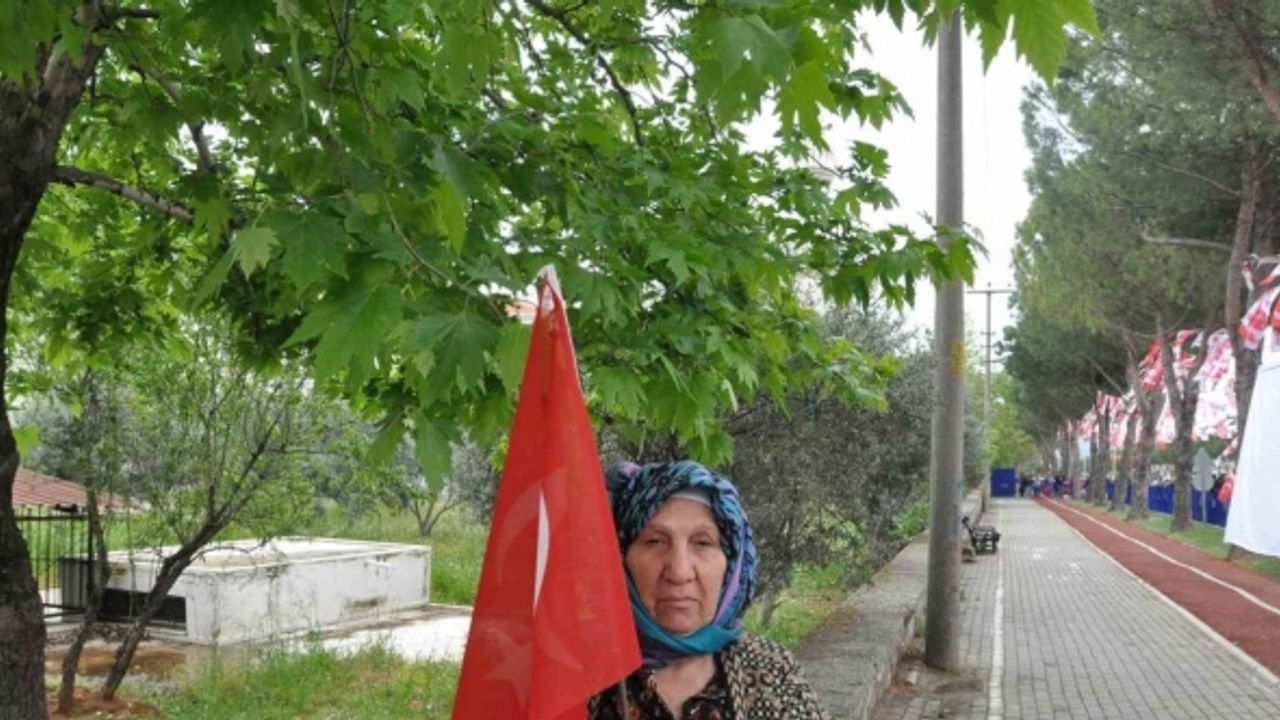 84 yaşındaki Hatice teyze, 70 kilometre uzaktan Bahçeli’yi görmek için geldi