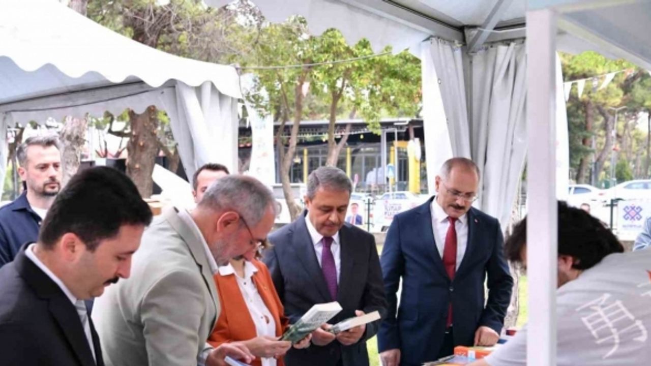 Altıeylül Kitap Fuarı yazarların ve okurların katılımıyla devam ediyor
