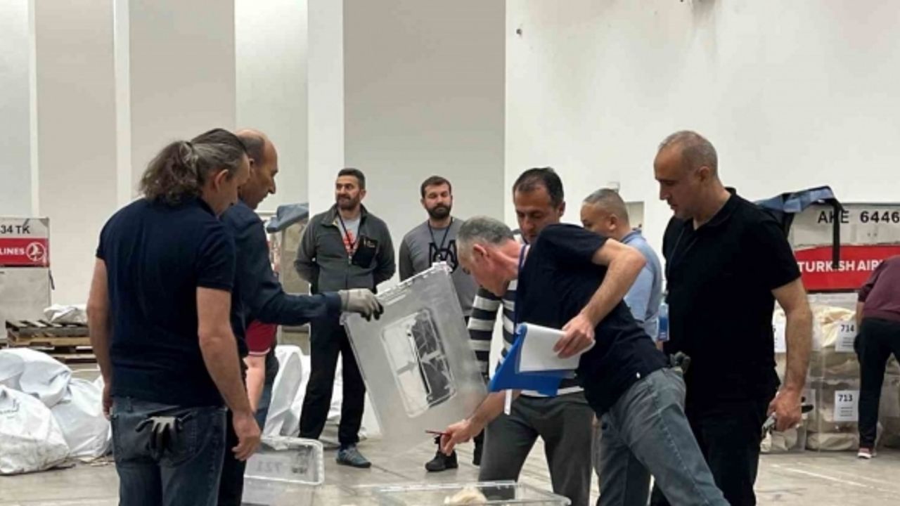 Ankara’ya getirilen yurt dışı oyları 5 kilitli çelik kapıyla korunuyor