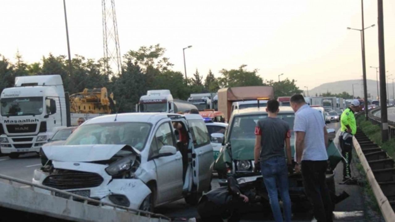 Arıza yapan kamyon zincirleme kazaya sebep oldu: 2 kişi yaralandı