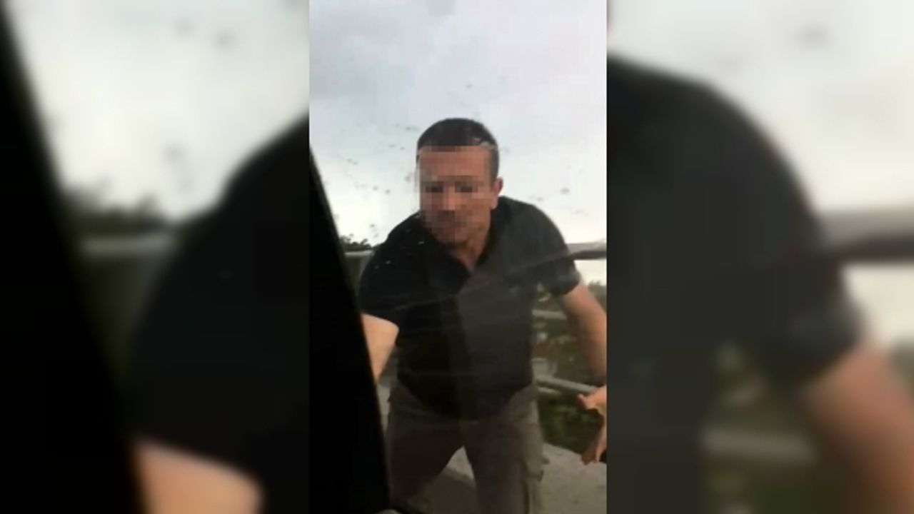 Başkent’te bir otobüs şoförü tartıştığı sürücünün önünü keserek aracın camlarını kırdı