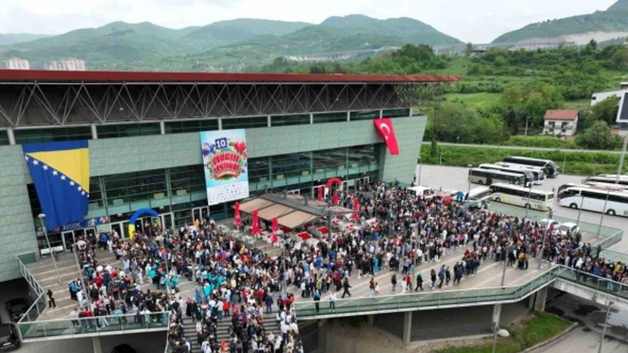Bosna Hersek’te “10. Çocuk Şenliği”nde binlerce çocuğun Türkçe şarkıları yankılandı