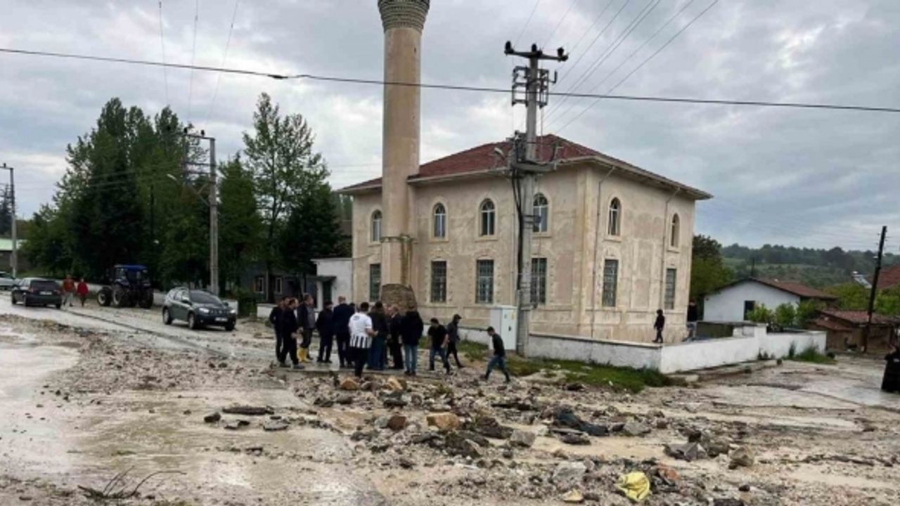 Bozüyük’te sel nedeniyle bazı evleri su bastı, araziler zarara uğradı