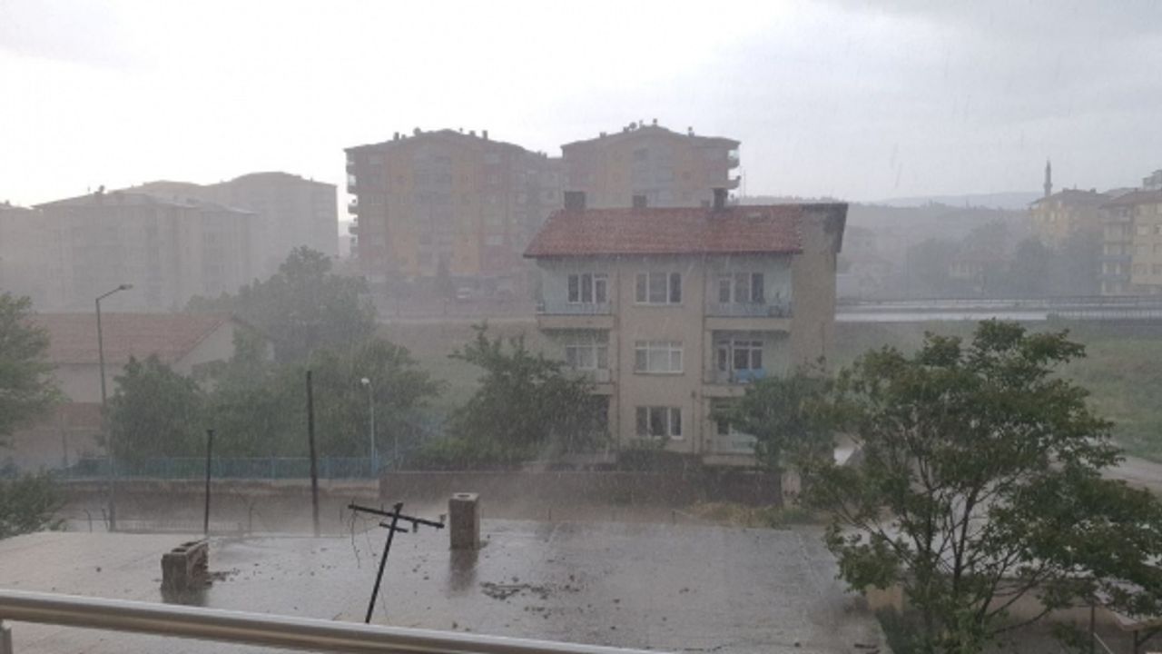 Çorum’da sağanak yağış  hayatı olumsuz etkiledi