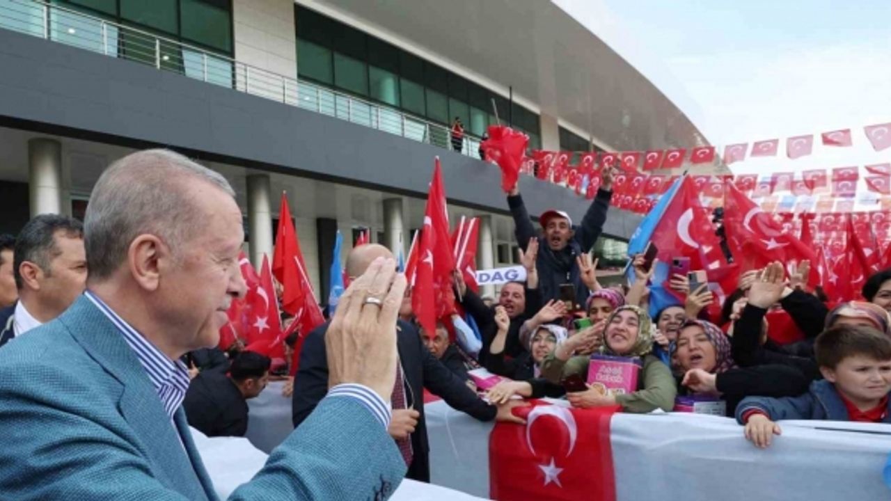 Cumhurbaşkanı Erdoğan: "500 bin civarında mülteciyi Suriye’nin kuzeyindeki briket evlere göndermeye başladık"