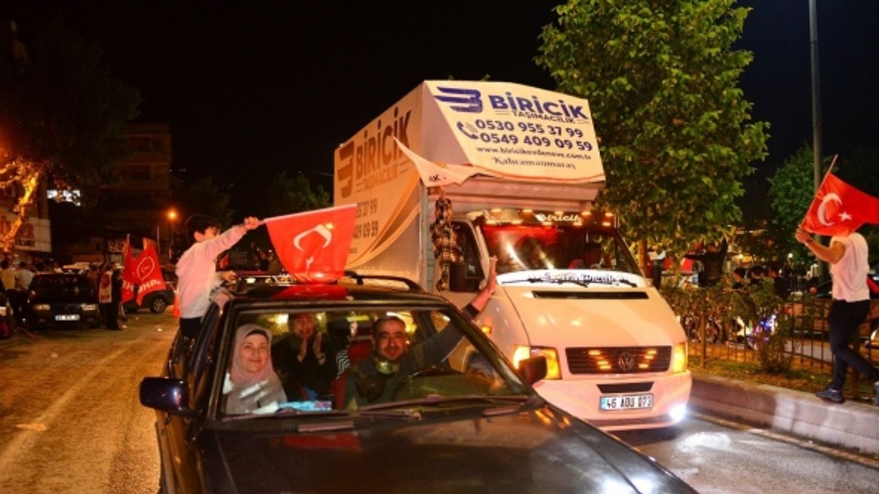 Deprem bölgesinde halk sokağa döküldü, zafer kutlaması yaptı: "Bu adamı çok seviyoruz"