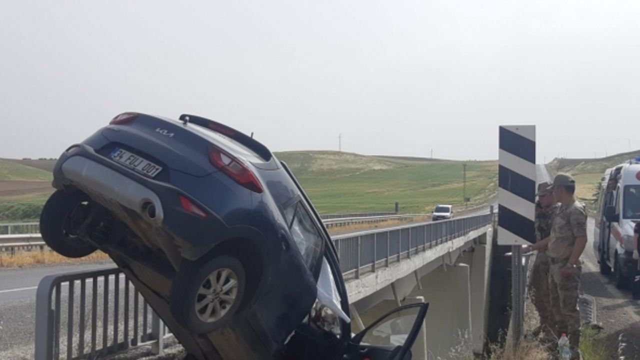 Diyarbakır feci kaza: Otomobil köprüde asılı kaldı, 1 kişi öldü, 3 kişi yaralandı