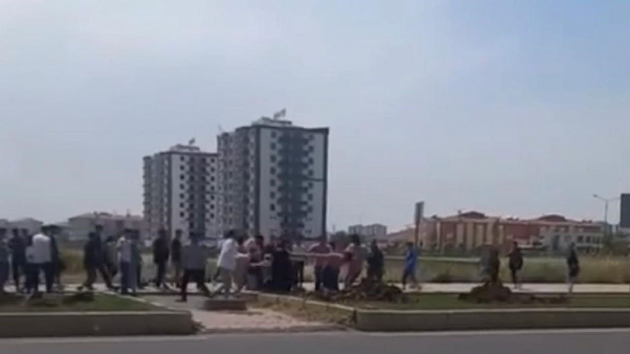 Diyarbakır’da kızlar yol ortasında saç baş kavgaya tutuştu