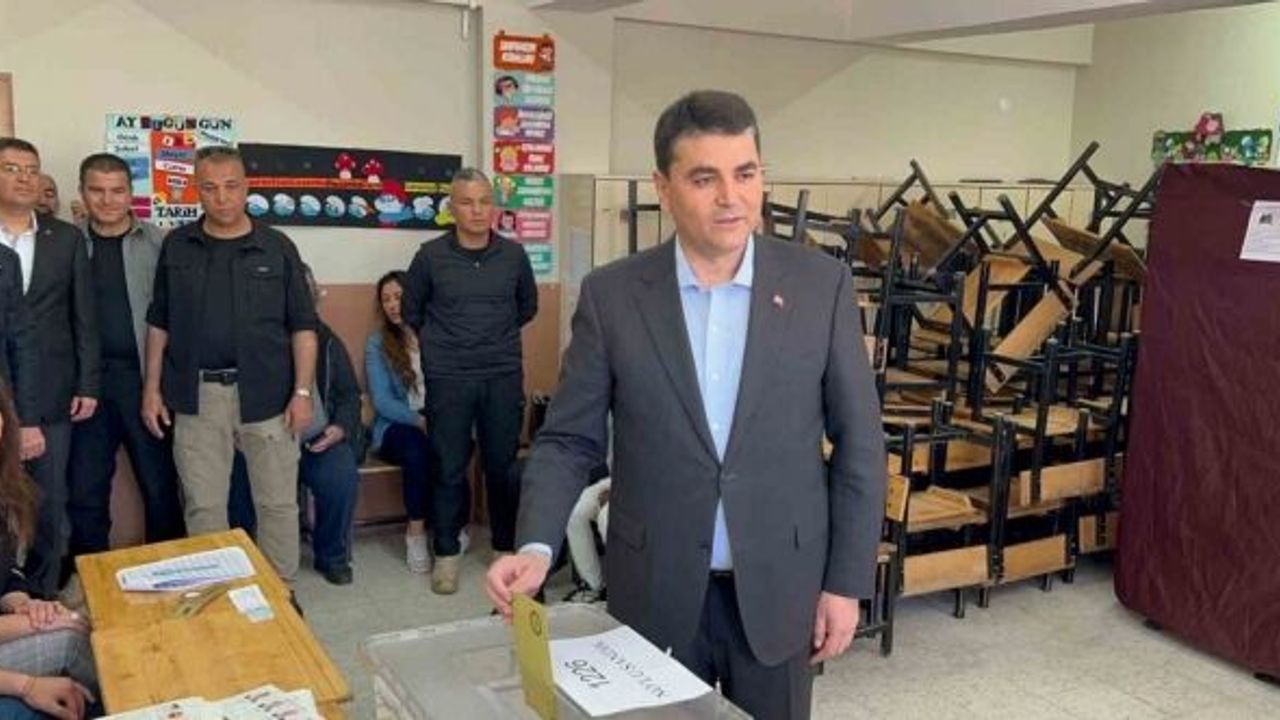 DP Genel Başkanı Gültekin Uysal, oyunu memleketi Afyonkarahisar’da kullandı