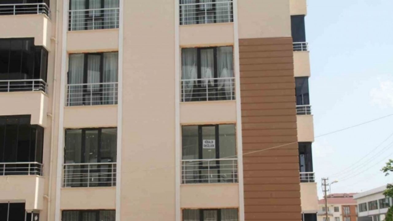 Elazığ’da konutlarda kiralık yazısının yerini ‘kiralık değildir’ yazısı aldı