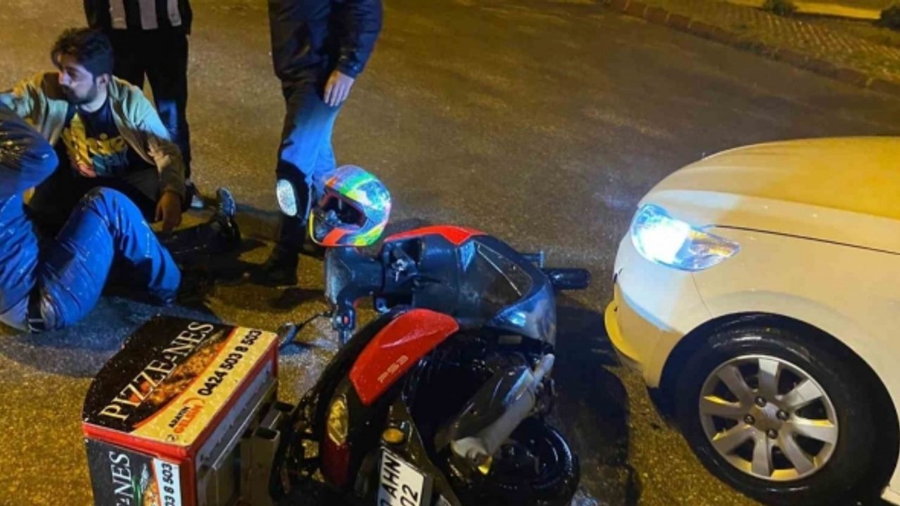 Elazığ’da motosikletli kurye ile otomobil çarpıştı: 1 yaralı