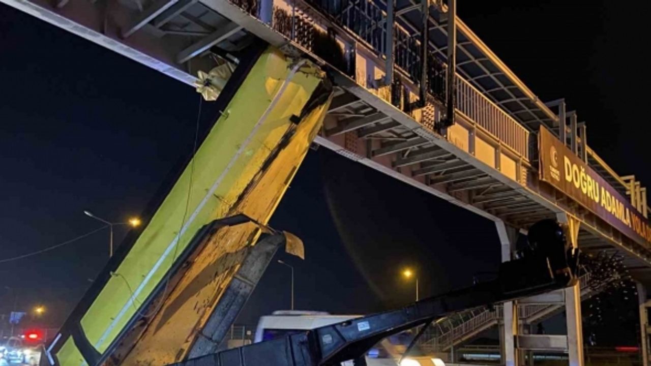 Eyüpsultan’da damperi açılan hafriyat kamyonu üst geçide çarptı