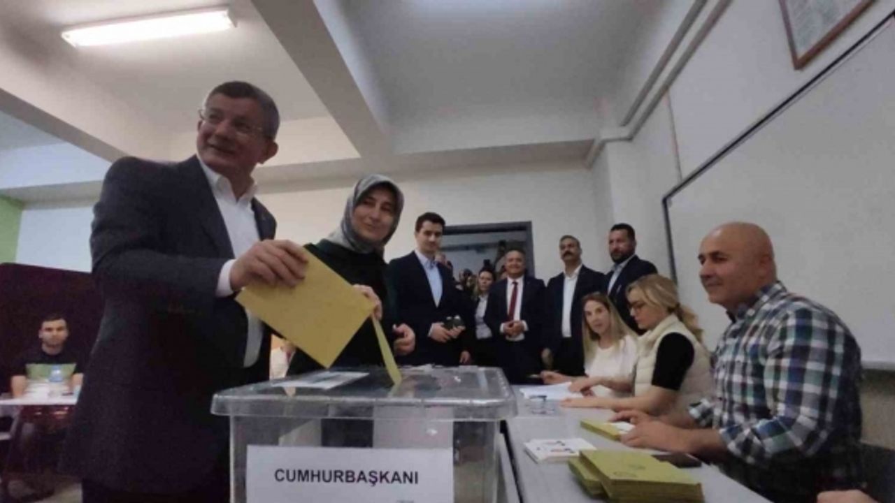 Gelecek Partisi Genel Başkanı Ahmet Davutoğlu, oyunu kullandı