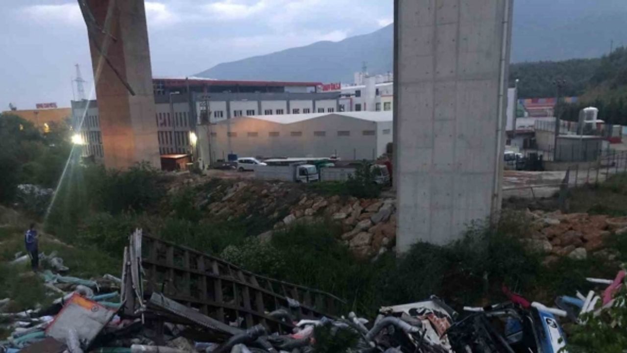 Gemlik’te kontrolden çıkan tır dere yatağına düştü: 1 ölü