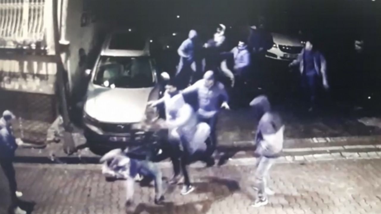 İstanbul’da sosyal medya fenomenine tekme ve yumruklu saldırı kamerada: Sanatçının 20 bin lirasını gasp ettiler