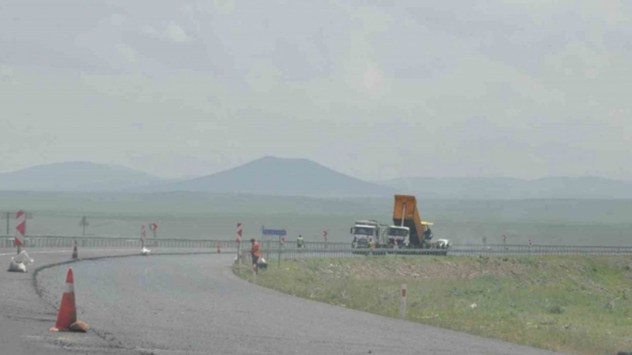 Kars-Arpaçay arasında yol çalışmaları devam ediyor