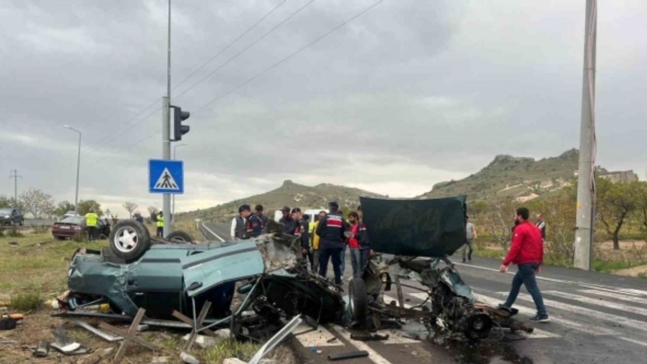 Kaza yapan Tofaş marka otomobil ikiye bölündü