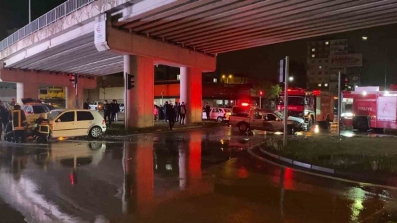 Sivas’ta hafif ticari araçla otomobil çarpıştı: 7 yaralı