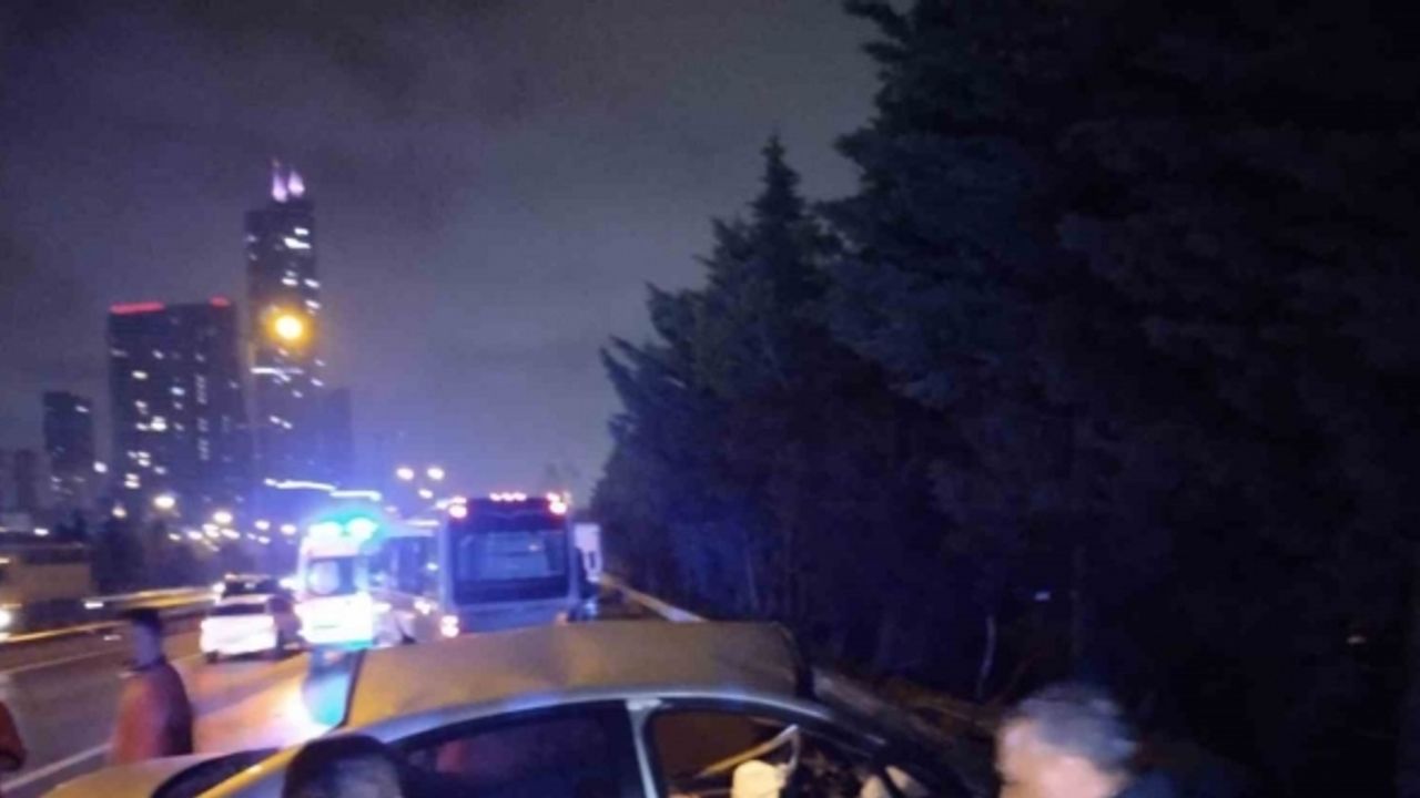 Ümraniye’de aşırı hızlı araç bariyerlere ve yol kenarındaki minibüse çarptı: 1 ölü, 2 yaralı
