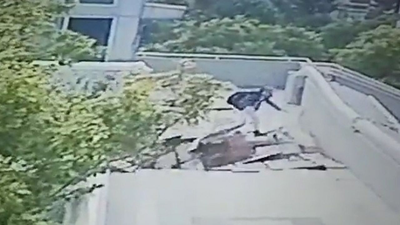 Vincin çarptığı üst geçitteki çocuğun düştüğü anlar kamerada