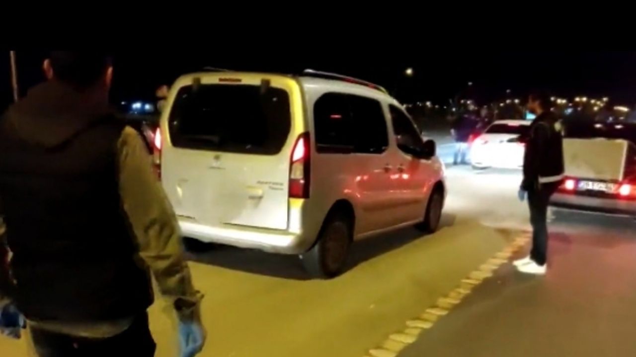 Aracın motor bölümünde silah sevkiyatı yapan şahıslar yakalandı