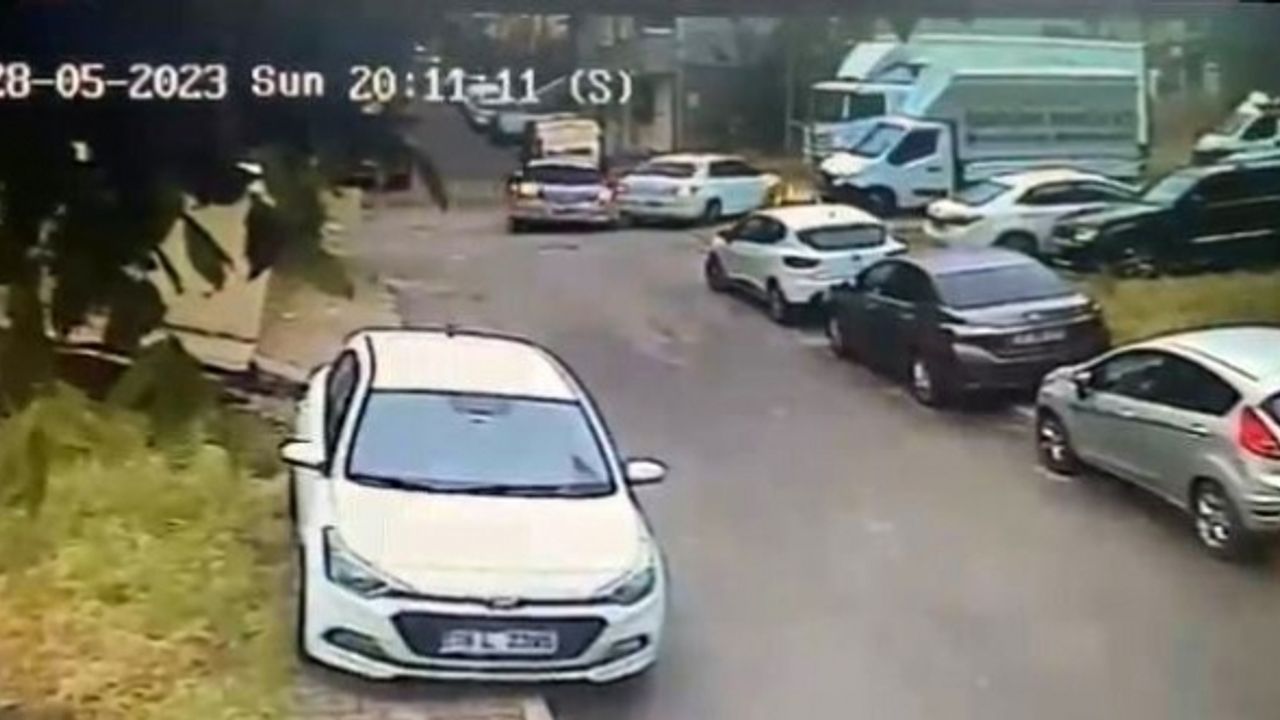 Ataşehir’de savrulan otomobillerin altında kalmaktan kıl payı kurtuldu