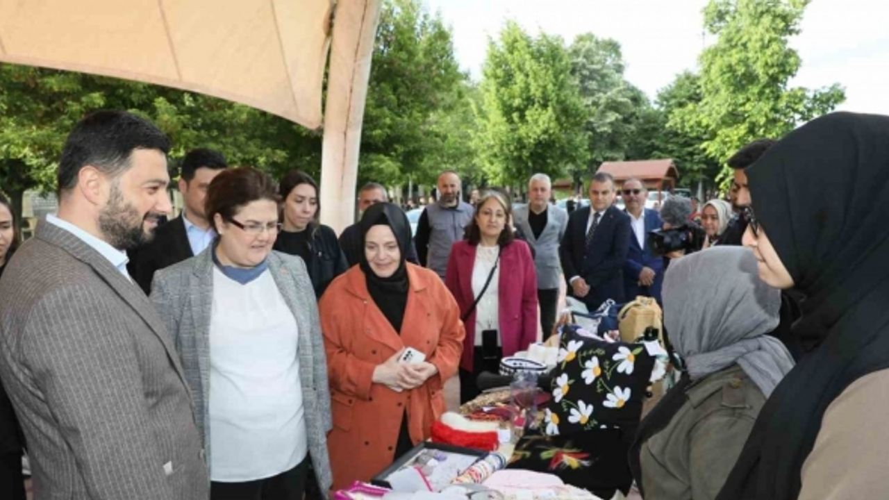 Bakan Yanık Kağıthaneli üreten kadınlarla bir araya geldi