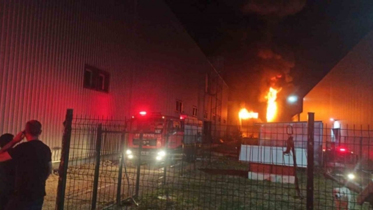 Bursa’da lunapark ve çocuk oyun grubu üreten fabrikada büyük yangın