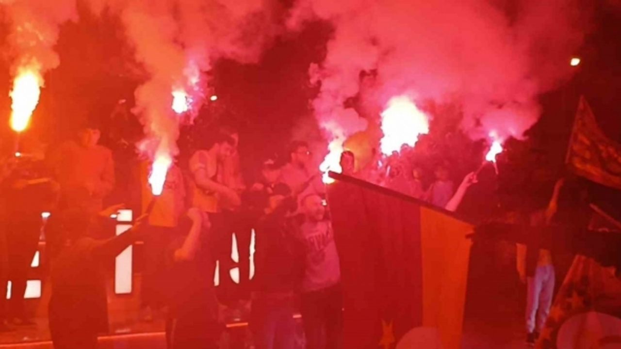 Denizli’de derbi sonrası Galatasaray taraftarları sokağa döküldü