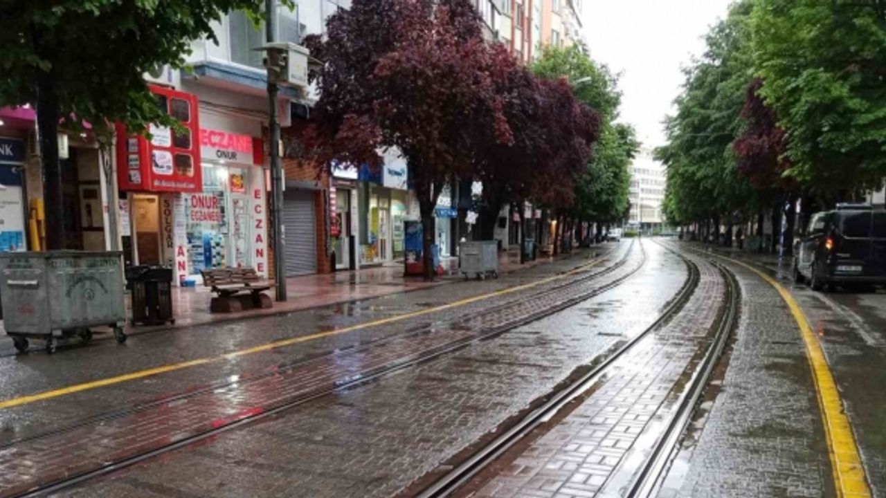 Gök gürültülü sağanak yağış sonrası sokaklar bomboş kaldı