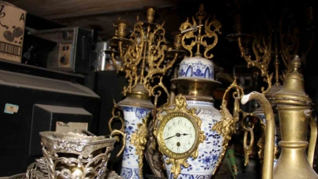 Hobi olarak başladı, yüz binlerce antika ve nostalji eser biriktirdi