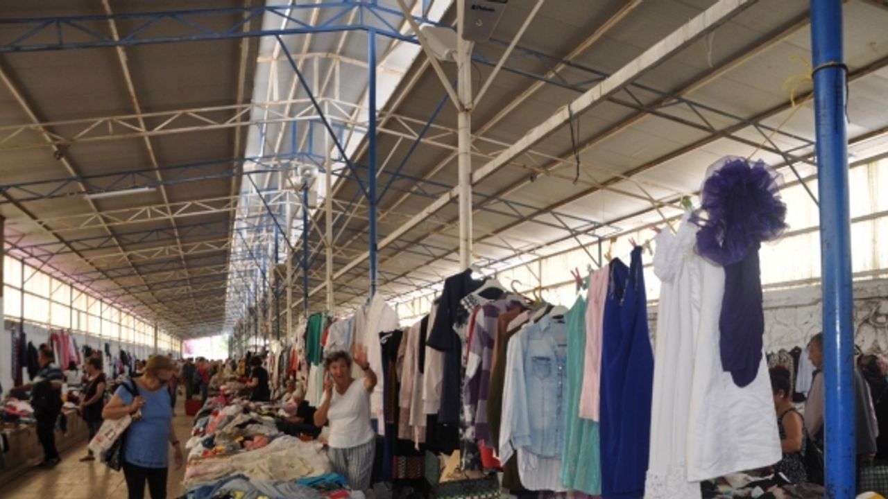 İkinci el pazarında satış yaparak sokak hayvanlarına yardım eli uzatıyor