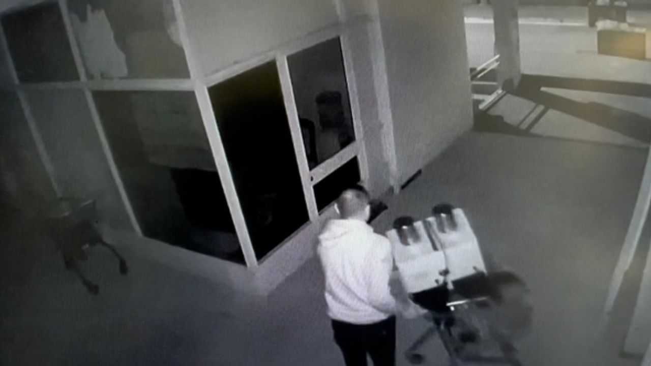 Tencere, tüp, para...Ne bulursa alışveriş sepetine yükleyip böyle kaçtılar